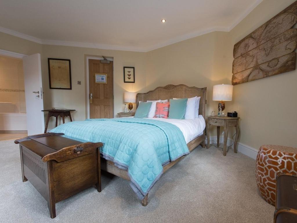 シュルーズベリー Darwin'S Townhouse Bed & Breakfast エクステリア 写真 A bedroom at The Old parsonage