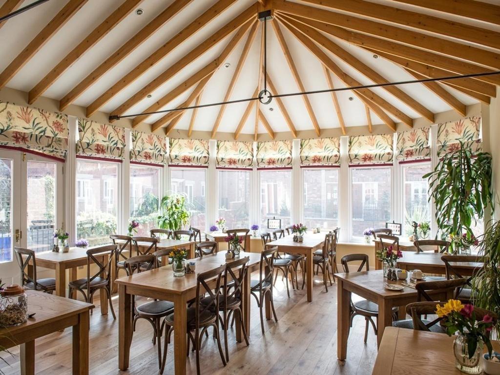 シュルーズベリー Darwin'S Townhouse Bed & Breakfast エクステリア 写真 The restaurant at the National Motor Museum