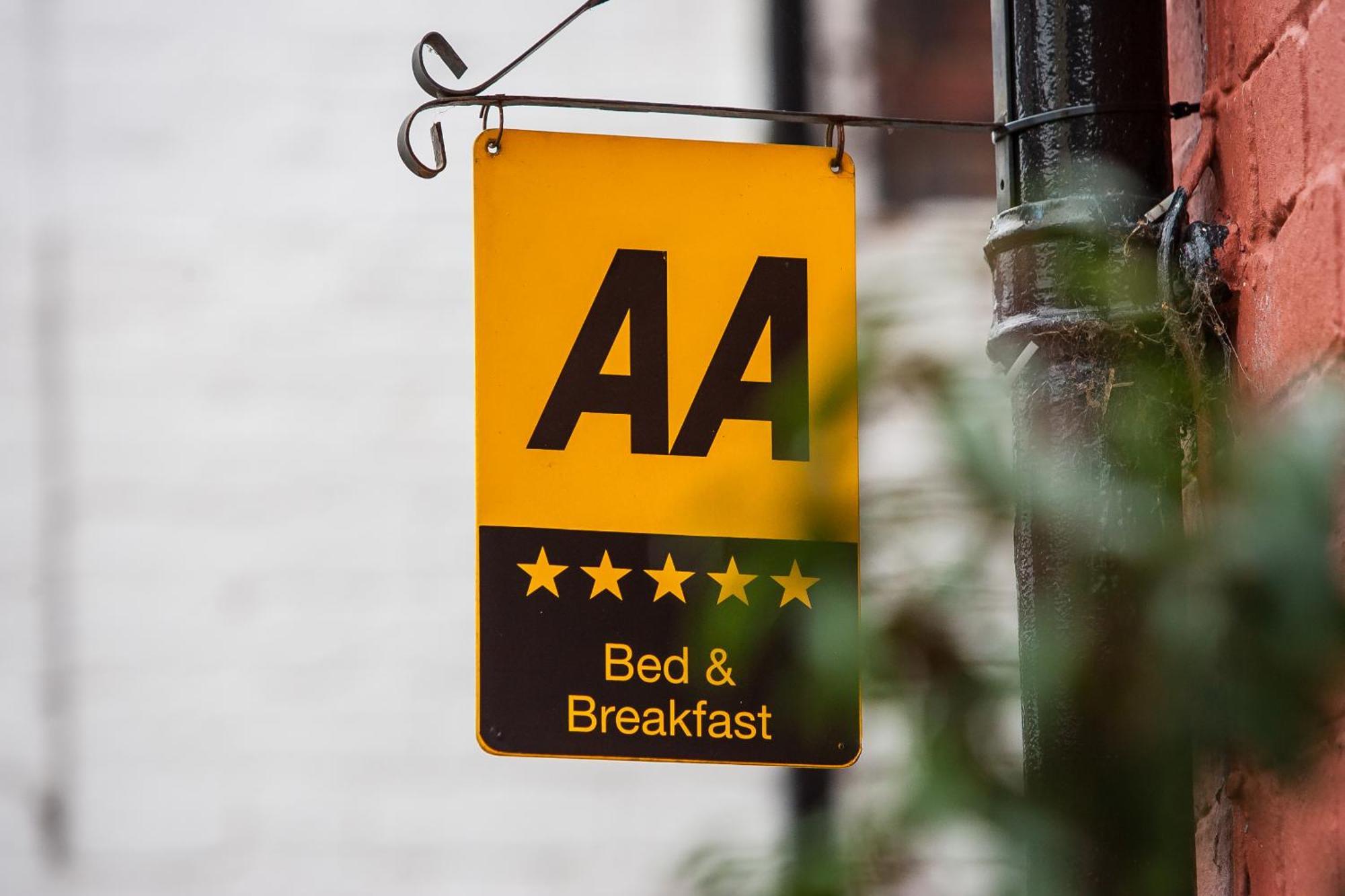 シュルーズベリー Darwin'S Townhouse Bed & Breakfast エクステリア 写真 AA sign