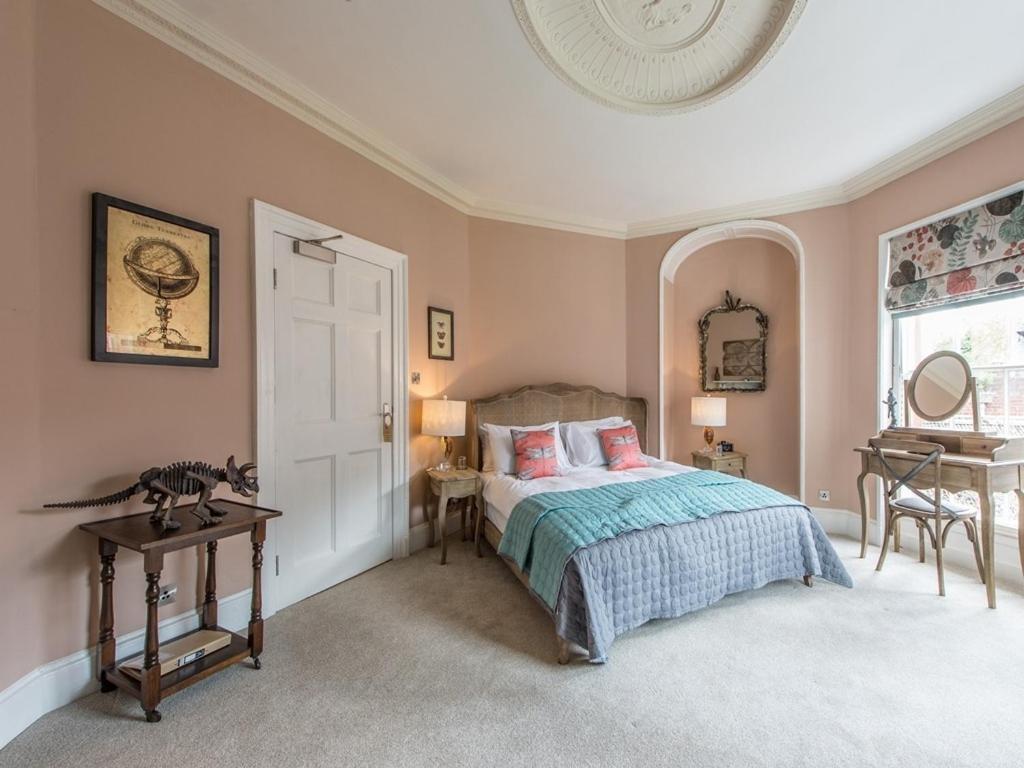 シュルーズベリー Darwin'S Townhouse Bed & Breakfast エクステリア 写真 The bedroom of the 18th-century house