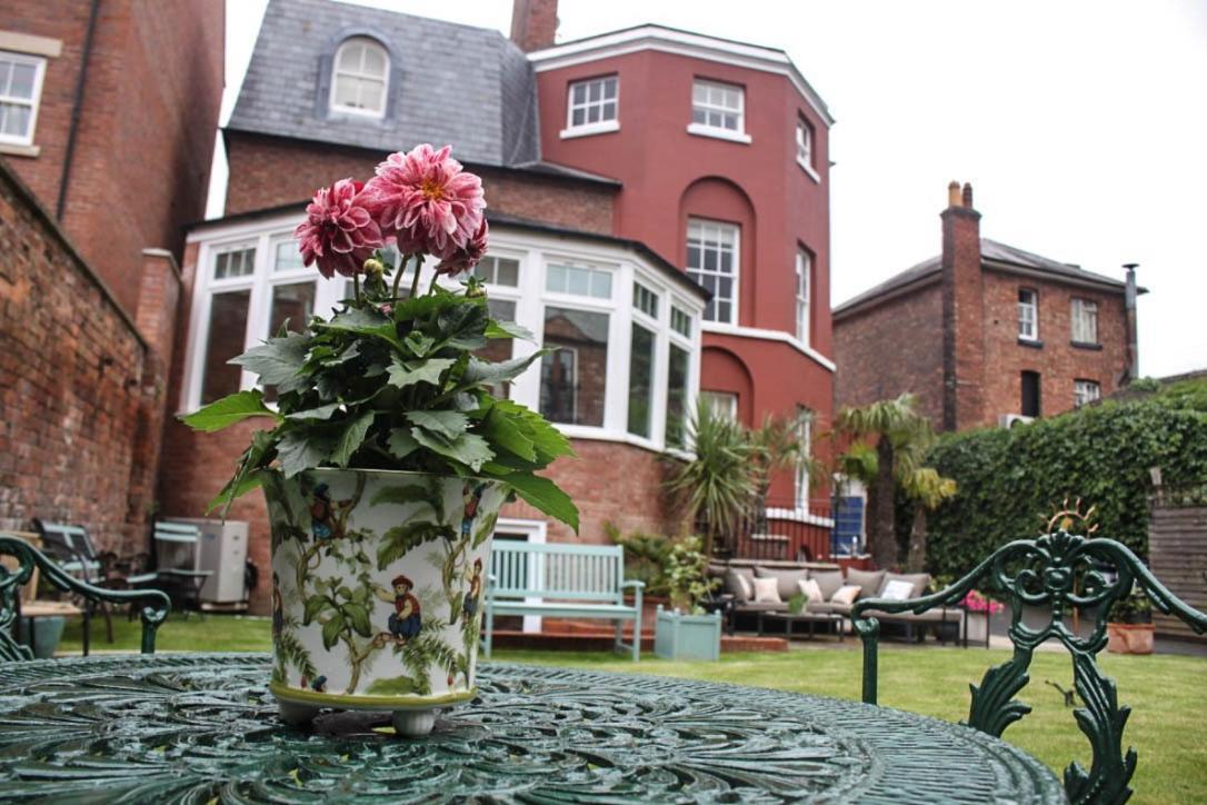 シュルーズベリー Darwin'S Townhouse Bed & Breakfast エクステリア 写真 The garden of the former school