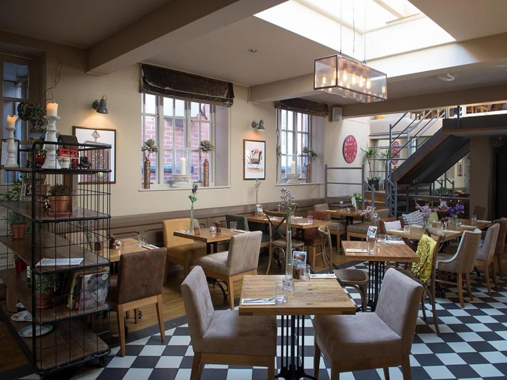 シュルーズベリー Darwin'S Townhouse Bed & Breakfast エクステリア 写真 The restaurant at The Old Bank