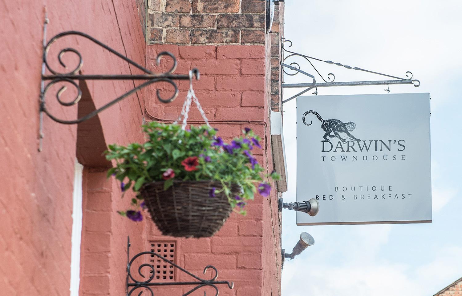 シュルーズベリー Darwin'S Townhouse Bed & Breakfast エクステリア 写真 The Darwin's Townhouse sign