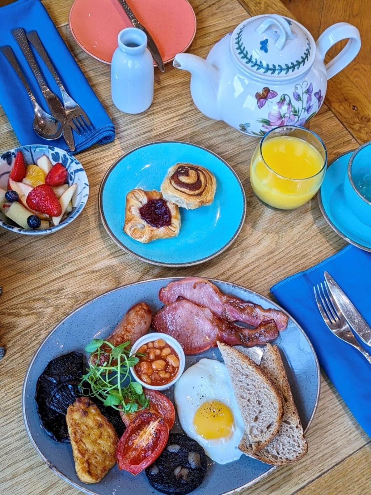 シュルーズベリー Darwin'S Townhouse Bed & Breakfast エクステリア 写真 A full English breakfast