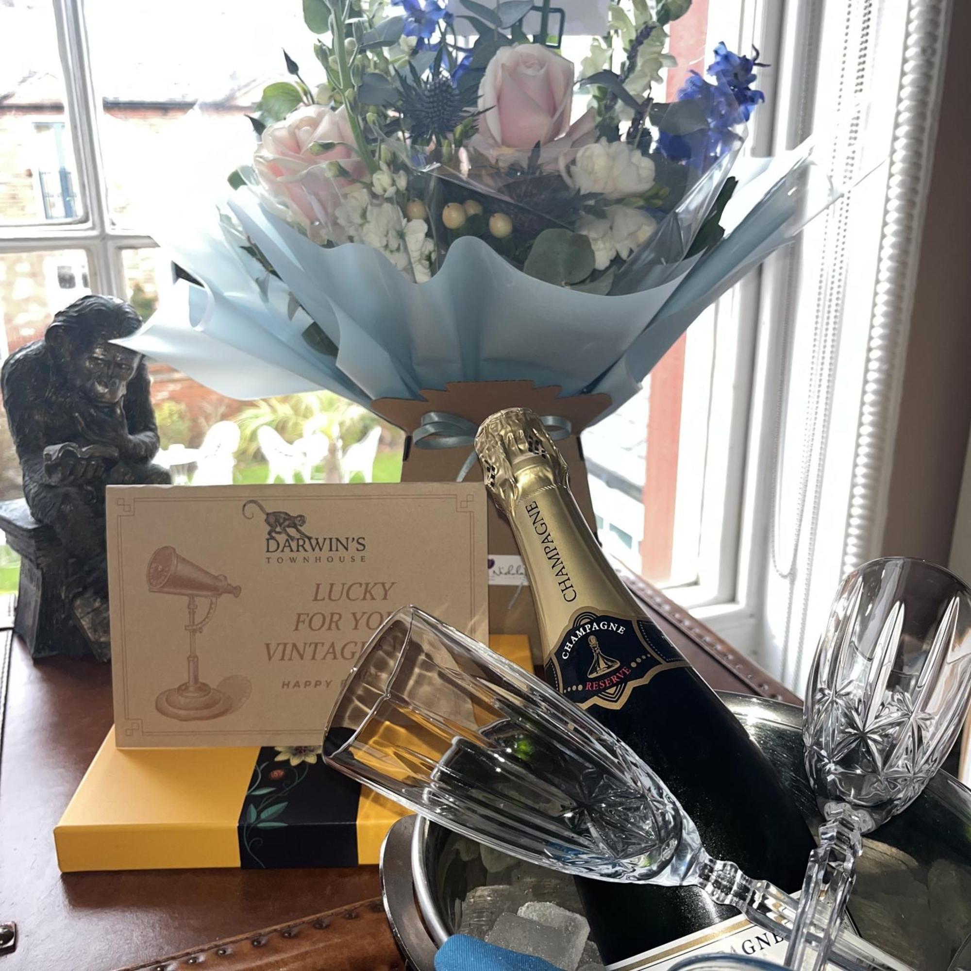 シュルーズベリー Darwin'S Townhouse Bed & Breakfast エクステリア 写真 A bottle of Dom Pérignon