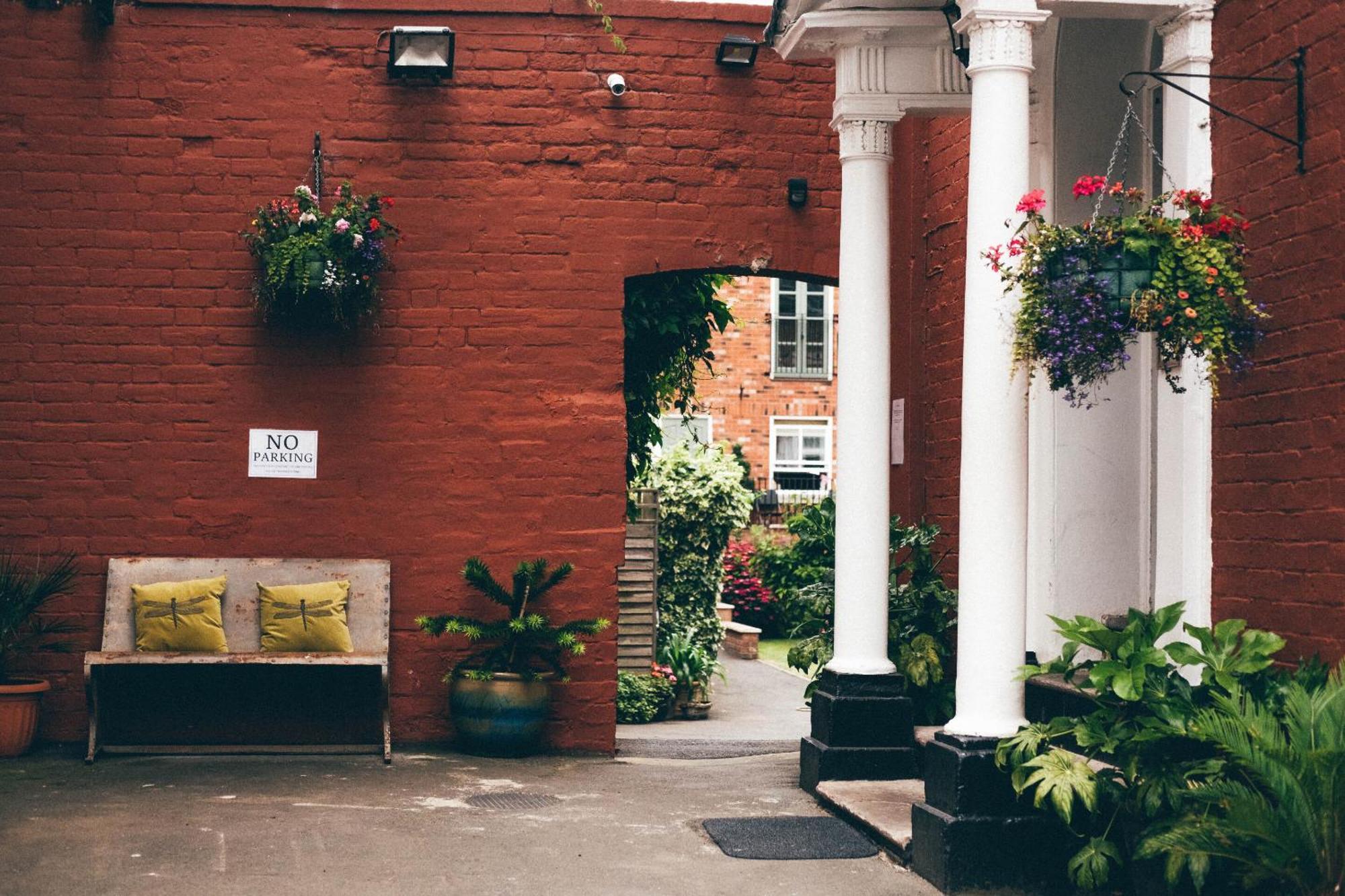 シュルーズベリー Darwin'S Townhouse Bed & Breakfast エクステリア 写真 The entrance to the courtyard of the former St. Mary's Hospital