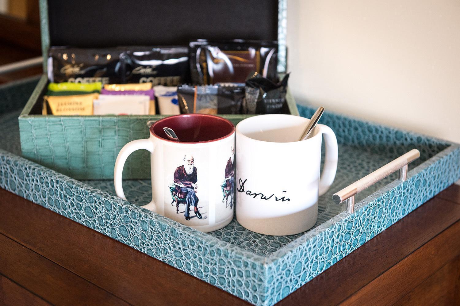 シュルーズベリー Darwin'S Townhouse Bed & Breakfast 部屋 写真 A serving tray