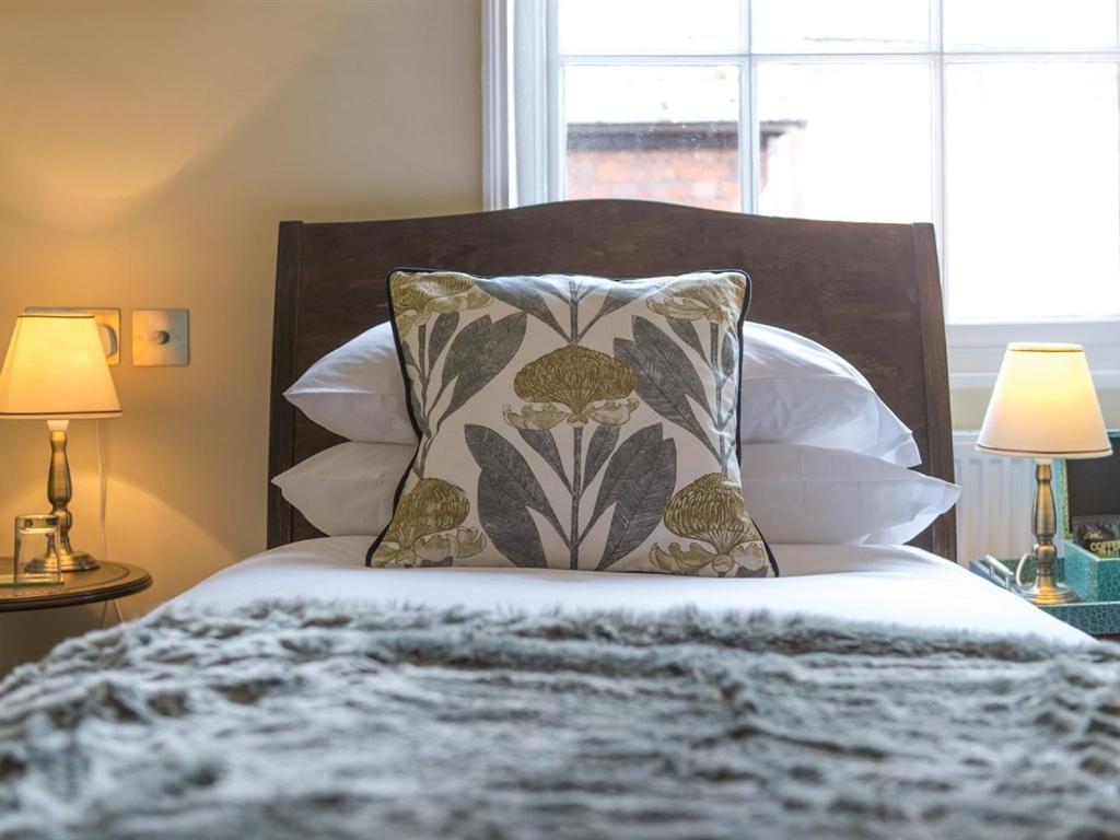 シュルーズベリー Darwin'S Townhouse Bed & Breakfast 部屋 写真 A bed with a throw