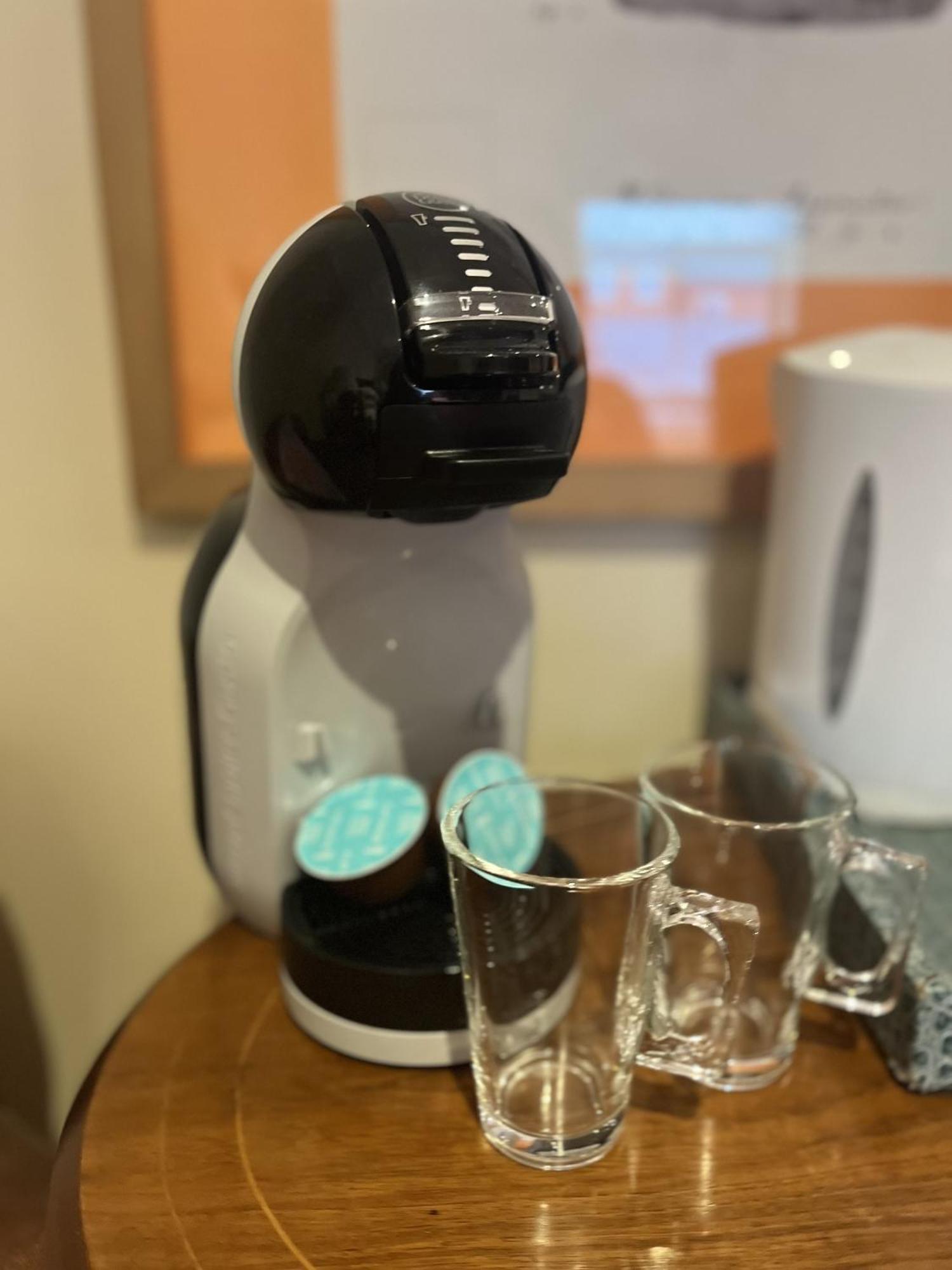 シュルーズベリー Darwin'S Townhouse Bed & Breakfast 部屋 写真 A Dolce Gusto coffee machine