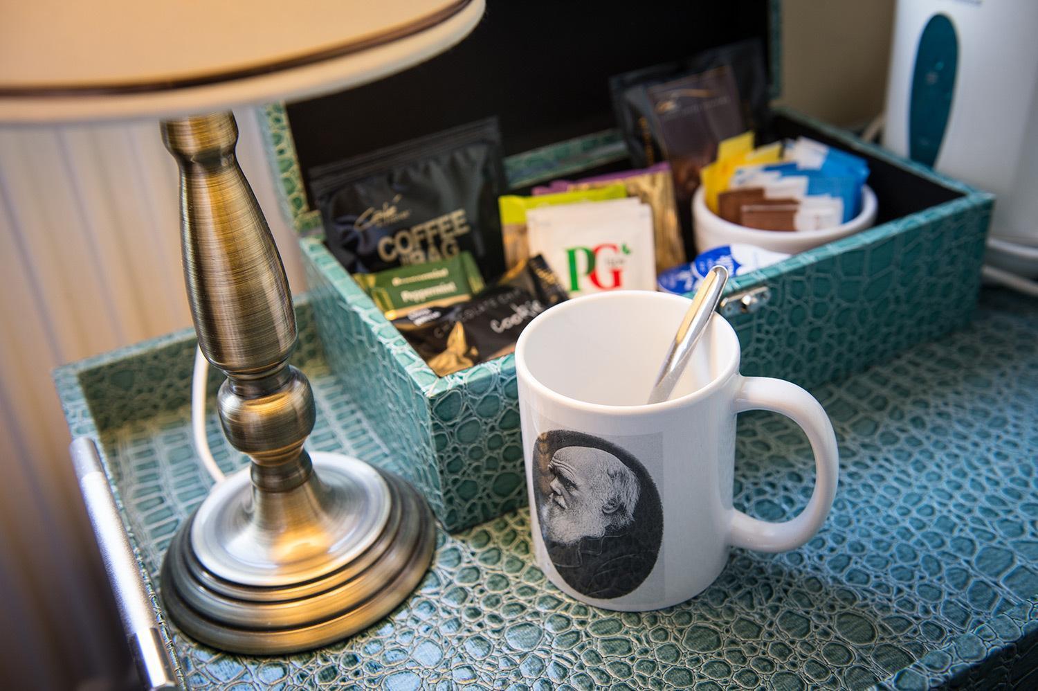 シュルーズベリー Darwin'S Townhouse Bed & Breakfast 部屋 写真 A coffee and tea tray in a hotel room