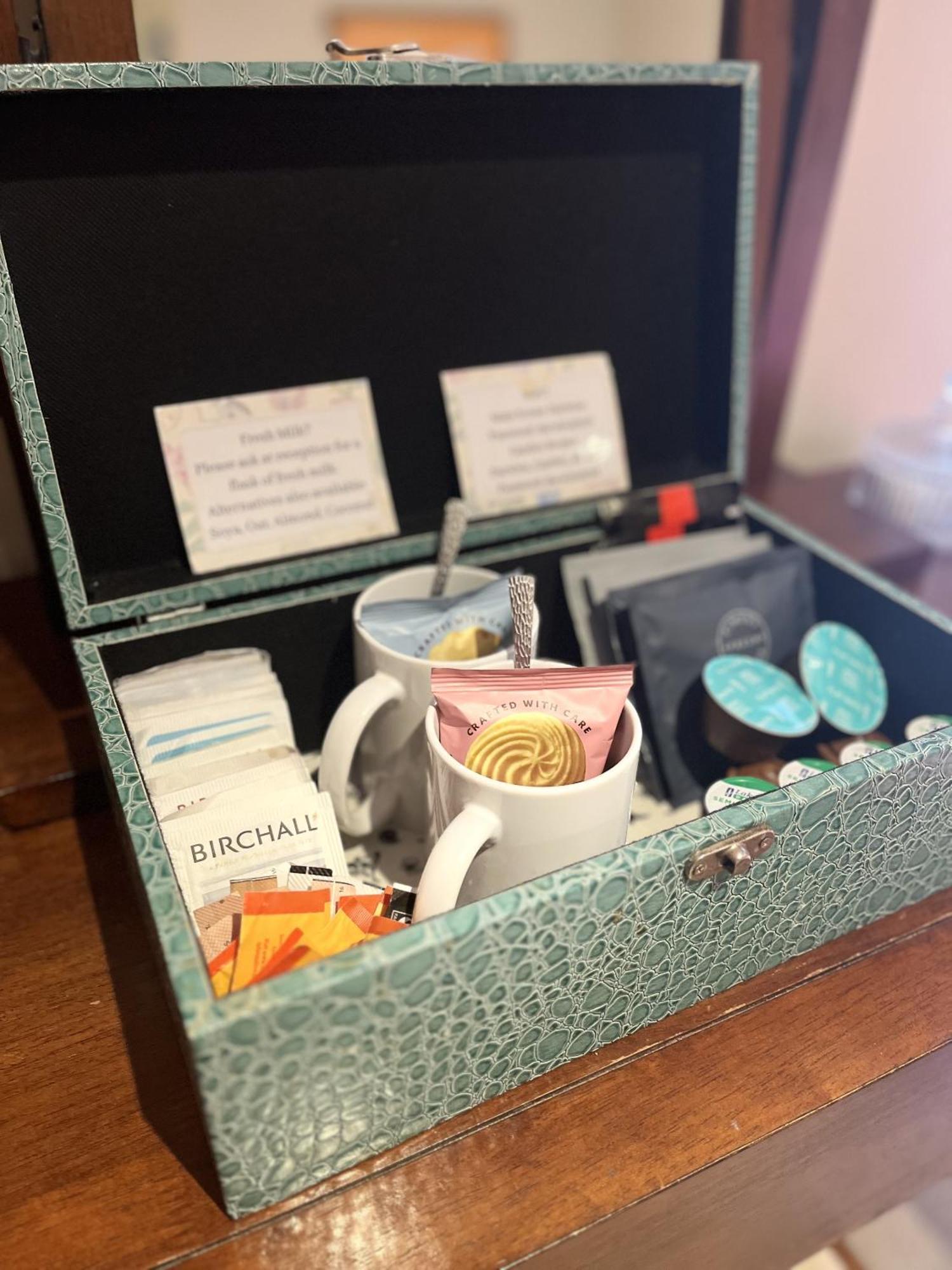 シュルーズベリー Darwin'S Townhouse Bed & Breakfast 部屋 写真 A tea box