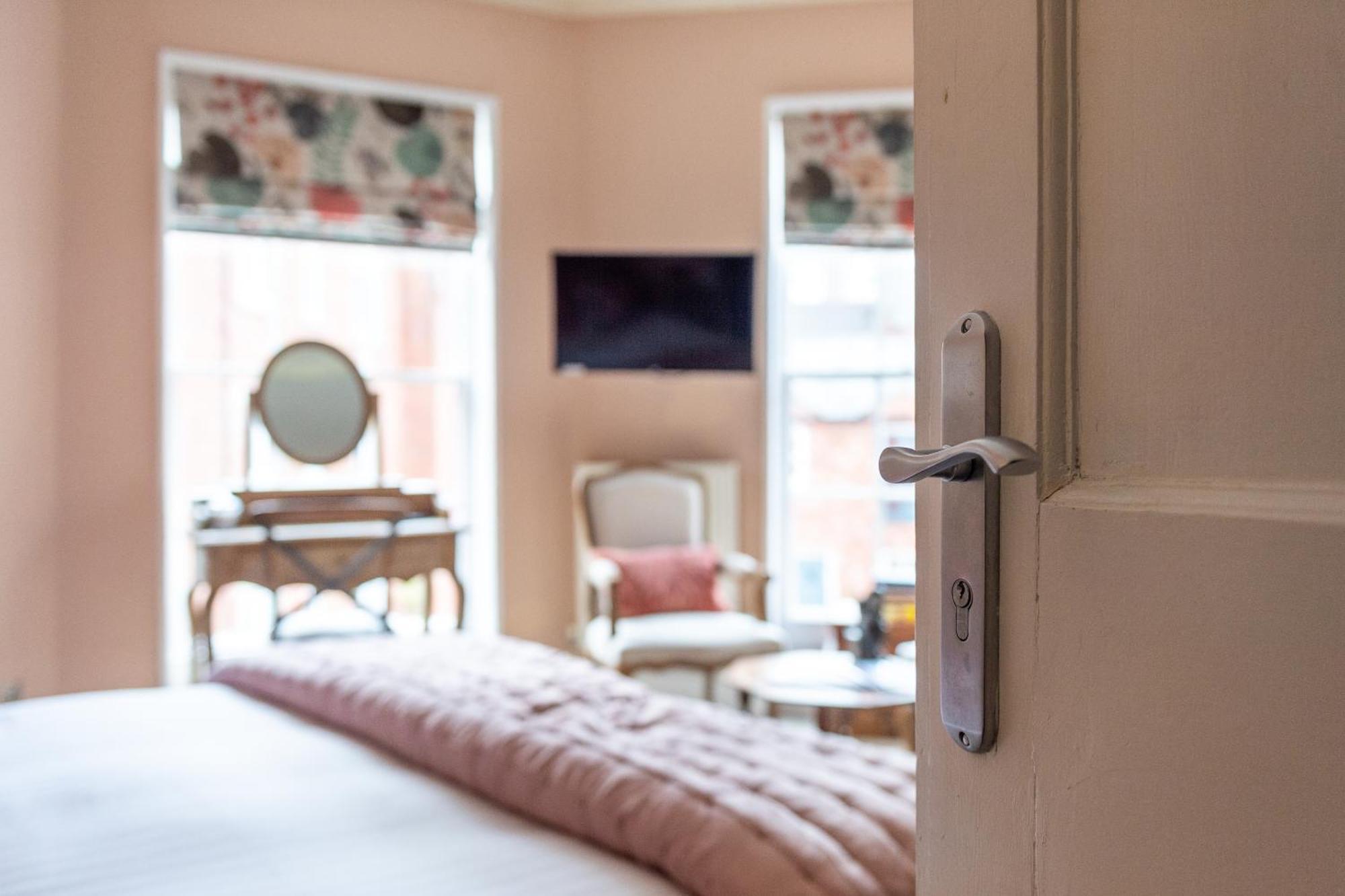 シュルーズベリー Darwin'S Townhouse Bed & Breakfast 部屋 写真 A bedroom at the hotel