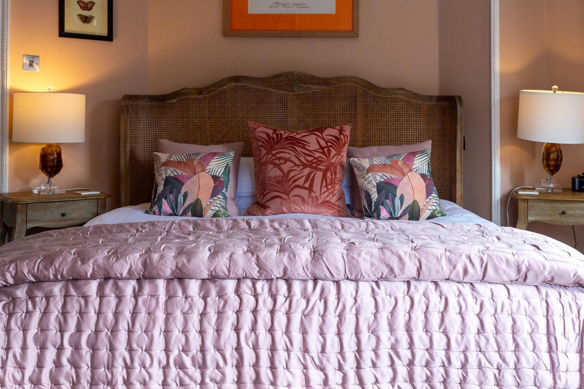 シュルーズベリー Darwin'S Townhouse Bed & Breakfast 部屋 写真 A bed with a duvet