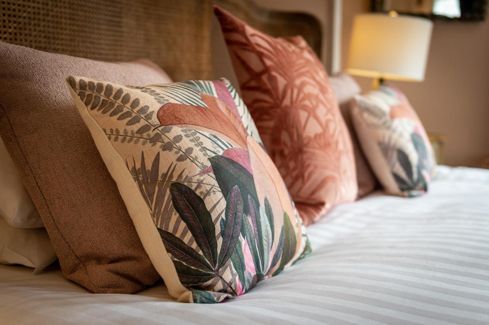 シュルーズベリー Darwin'S Townhouse Bed & Breakfast 部屋 写真 Cushions on a bed